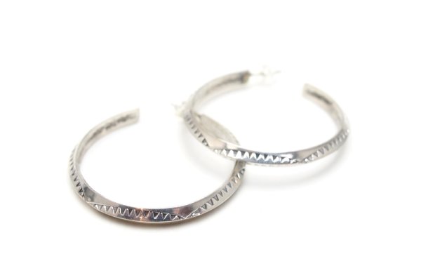 画像2: ナバホ　スタンプワーク　トライアングルフープピアス (2)